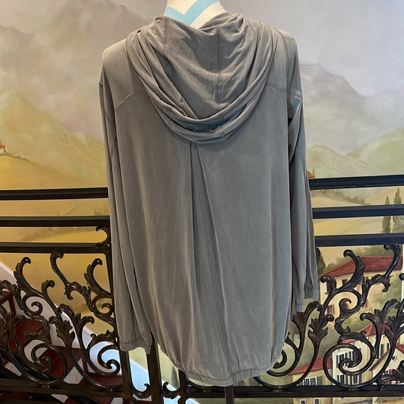 Lululemon jacket with hood and pockets 
sea foam green
size 6 - Picture 2 of 4